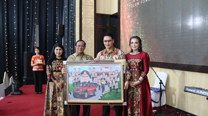 Acara kenal pamit Kapolda Kaltara, Irjen Pol Hary Sudwijanto dan Irjen Pol Daniel Adityajaya menjadi momen penting yang menyentuh hati setiap para tamu undangan yang hadir dan personel Polda Kaltara Sabtu (09/08/2024).