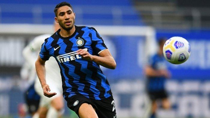 Achraf Hakimi saat memperkuat tim Liga Italia, Inter Milan - Pemain yang saat ini berseragam PSG itu dilaporkan ikut menyaksikan langsung dan merayakan kemenangan Nerazzurri di semifinal Liga Champions yang dihelat pada Rabu (17/5/2023) WIB.