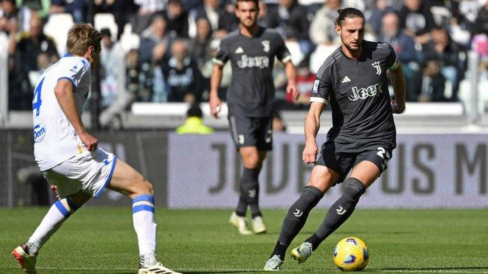 Pemain Juventus, Adrien Rabiot dalam pertandingan melawan Frosinone di Liga Italia Serie A pekan 26 di Allianz Stadium pada Minggu (25/2/2024).