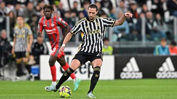 Pemain Juventus, Adrien Rabiot - Winger andalan Massimiliano Allegri itu sedang diincar raksasa Liga Inggris, Manchester United. Klub besutan Erik Ten Hag bahkan sedang mengecar kesepakatan dengan pemain berkebangsaan Prancis tersebut untuk musim panas nanti.