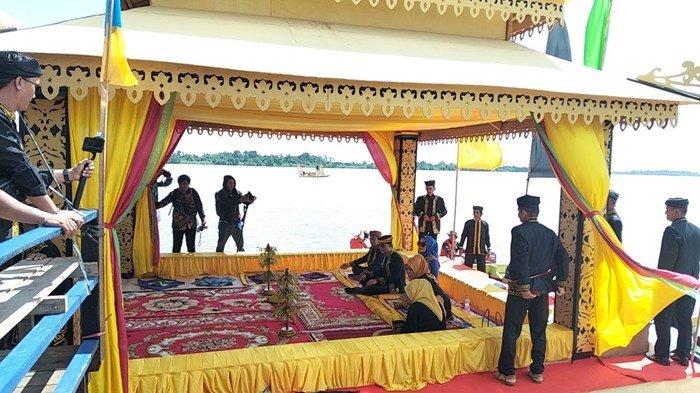 Ajung Berambang Padau Talu Dulung Dilepas Melalui Pelabuhan Sesayap Hilir untuk Memutari Sungai Sesayap, Senin (19/8/2024). (TribunKaltara.com/Rismayanti)