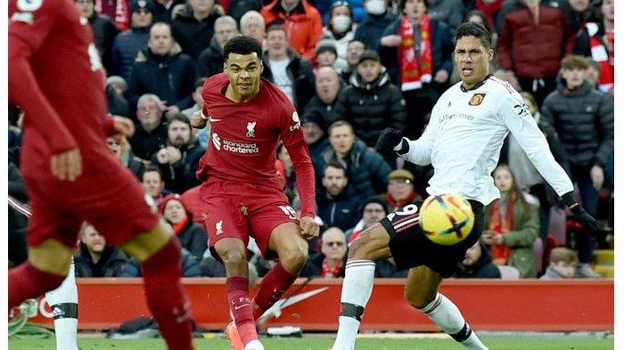 Cody Gakpo melepaskan tendangan ke gawang saat pertandingan Liga Inggris antara Liverpool vs Man United  di Stadion Anfield, Senin (6/3/2023). (Twitter / @LFC)