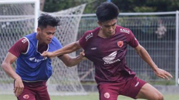 Aksi Dzaky Asraf saat berduel dengan Rizky Eka (kanan) di sela latihan PSM Makassar  