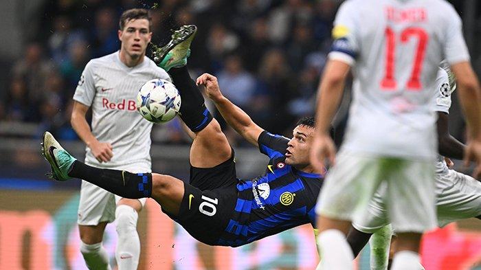 Aksi akrobatik Lautaro Martinez pada laga Inter Milan vs Salzburg, matchday 3 Liga Champions grup D di Stadion Giuseppe Meazza, Selasa (24/10/2023).