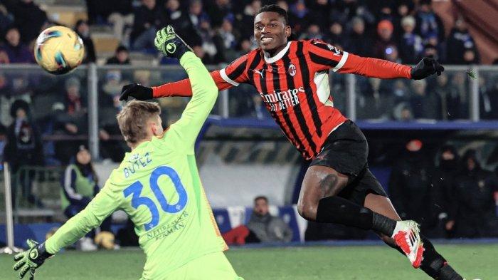 Aksi penyerang AC Milan Rafael Leao dalam pertandingan melawan Como di Liga Italia, Rabu (15/1/2024) dini hari WIB. (Twitter/@AC Milan)