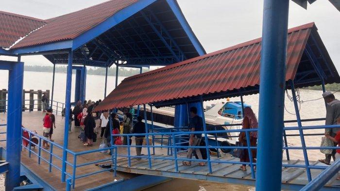 JADWAL SPEED – Aktivitas dan lalu lalang penumpang di Pelabuhan Kayan II saat hendak berangkat menuju Tarakan, Minggu (8/6/2025). (TribunKaltara.com / Desi Kartika Ayu Nuryana)