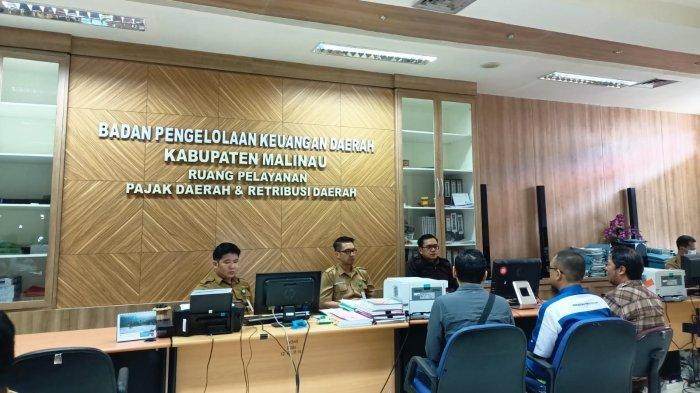 Aktivitas pelayanan pajak daerah di Kantor BPKD Malinau, Kantor Bupati Malinau, Kalimantan Utarq, beberapa haru lalu.
