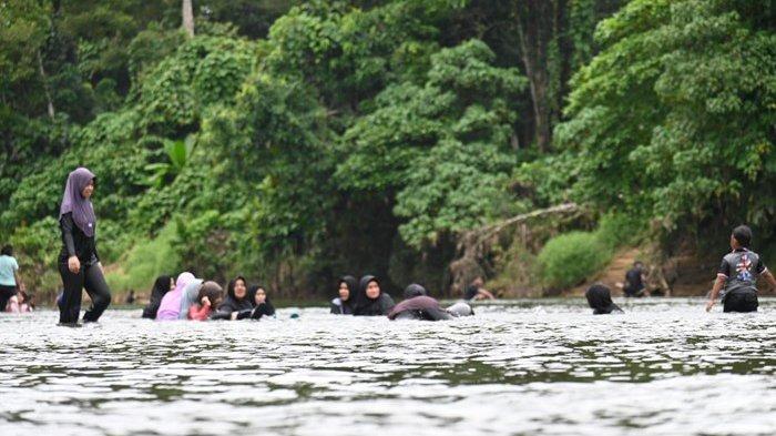 Aktivitas pengunjung di Destinasi Wisata Air Desa Belayan, Kecamatan Malinau Utara, Minggu (26/1/2025). Objek wisata baru ini mampu menarik lebih dari 200 pengunjung pada akhir pekan.
(TRIBUNKALTARA.COM / MOHAMMAD SUPRI)
