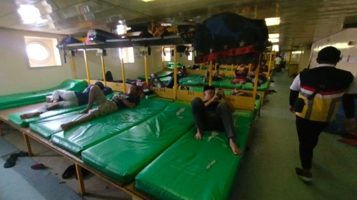 Aktivitas penumpang di Pelabuhan Malundung Kota Tarakan.