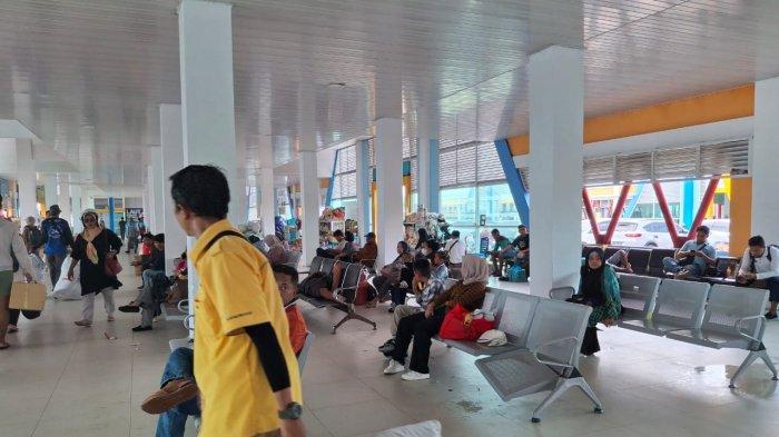 Aktivitas penumpang di Pelabuhan Tengkayu 1 Tarakan, Kalimantan Utara di  momen arus balik Nataru hari ini, Selasa (7/1/2025)
