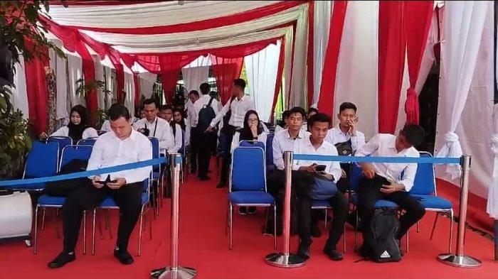 Aktivitas peserta sebelum memasuki ruang ujian, Senin (13/11/2023).