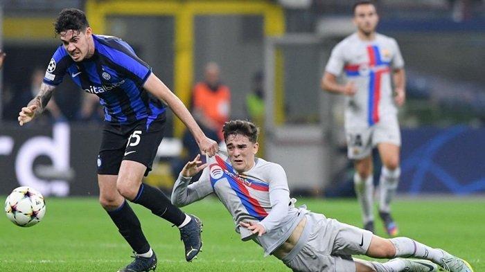 Duel bek Inter Milan, Alessandro Bastoni dan gelandang Barcelona, Gavi, pada matchday ketiga Liga Champions di Stadion Giuseppe Meazza pada Rabu (5/10/2022) dini hari WIB. 