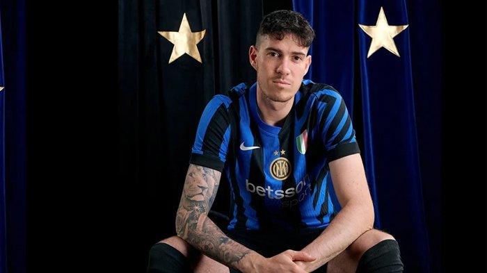 Alessandro Bastoni memperkenalkan jersey baru Inter Milan musim 2024/2025.