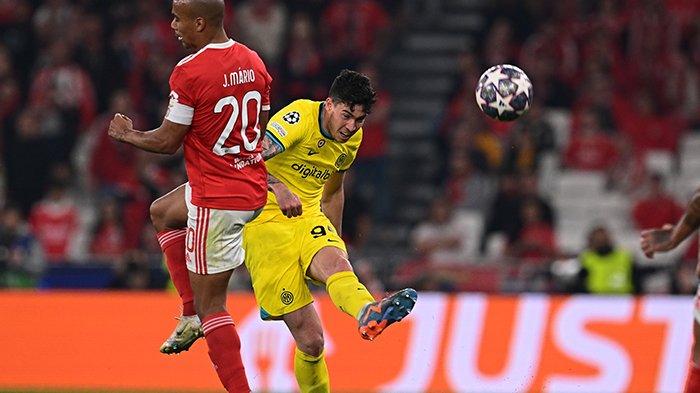 Duel Joao Mario dan Alessandro Bastoni pada leg pertama perempat final Liga Champions antara Benfica vs Inter Milan di Estadio Da Luz, Rabu (12/4/2023).