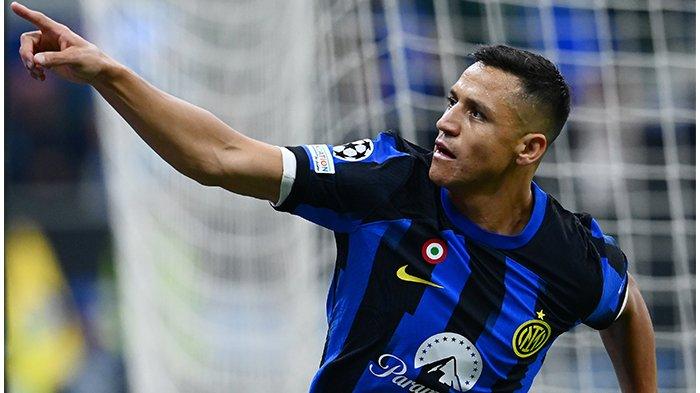 Selebrasi Alexis Sanchez ketika mencetak gol pada laga Inter Milan vs Salzburg, matchday 3 Liga Champions grup D di Stadion Giuseppe Meazza, Selasa (24/10/2023).
