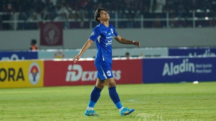 RUMOR KLUB DEWANGGA - Ekspresi pesepak bola PSIS Semarang, Alfeandra Dewangga dalam lanjutan pekan 12 Liga 1 antara Persis Solo vs PSIS Semarang di Stadion Manahan, Solo, Sabtu (16/9/2023) malam. Tribun Solo/Muhammad Nursina