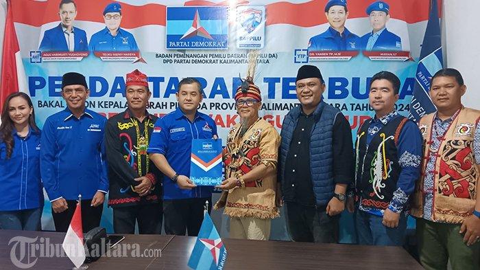 Aliansi Masyarakat Peduli Kaltara resmi mendaftarkan Yansen TP untuk kembali maju dalam bursa Pemilihan Kepala Daerah (Pilkada), di DPD Demokrat Kaltara, Selasa (9/4/2024). Di antara tujuh kader yang didorong Partai Demokrat di Pilkada 2024 itu, partai pimpinan Agus Harimurti Yudhoyono atau AHY ternyata siapkan Yansen Tipa Padan alias Yansen TP maju di Pilgub Kalimantan Utara atau Pilgub Kaltara 2024. (TribunKaltara.com/Desi Kartika Ayu)
