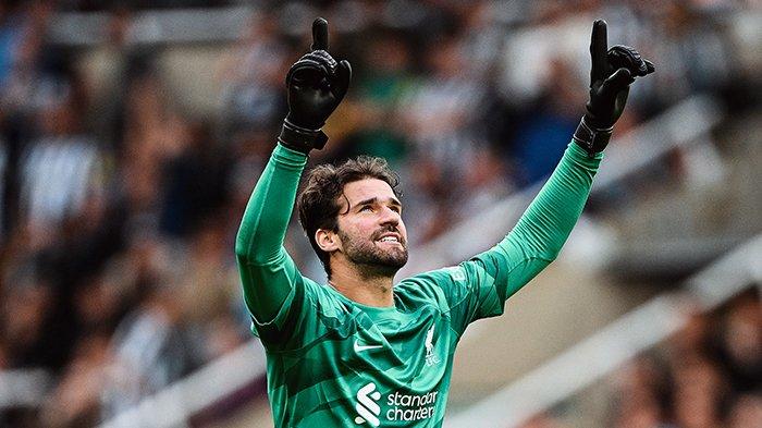 Alisson Becker saat Liverpool berhasil comeback atas Newcastle United