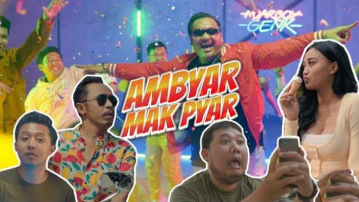 Simak lirik, terjemahan, dan chord gitar lagu Ambyar Mak Pyar karya Ndarboy Genk.