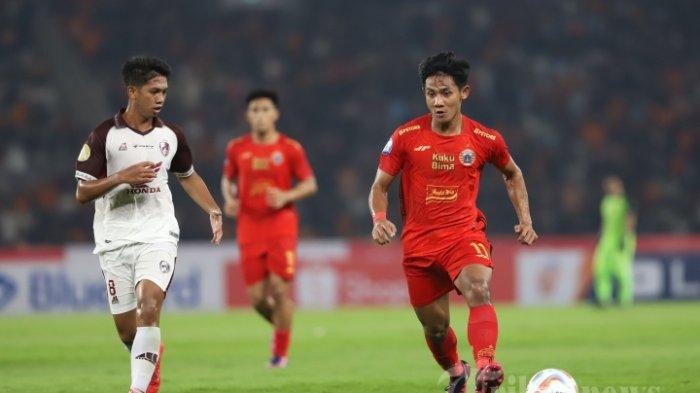 ANANDA RAEHAN CEDERA - Pesepak bola Persija Jakarta, Firza Andika mencoba melewati hadangan pesepak bola PSM Makassar Ananda Raehan Alief pada pertandingan Liga 1 di Stadion Utama Gelora Bung Karno (SUGBK) Jakarta, Senin (3/7/2023).  Ananda Raehan tambah daftar pemain cedera di kubu PSM Makassar saat ini.