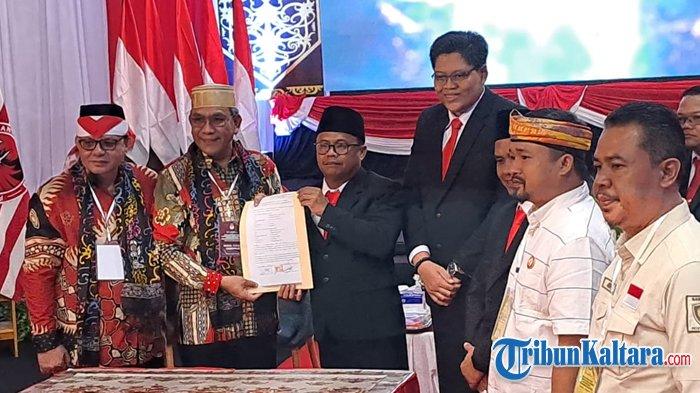 Bakal Pasangan Calon Gubernur Kaltara dan Wakil Gubernur, Andi Sulaiman dan Adri Patton mendaftar ke KPU Kaltara untuk maju bertarung di Pilgub Kaltara, Rabu (28/08/2024).
