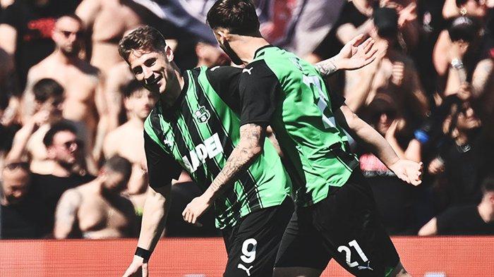 Selebrasi Andrea Pinamonti pada pertandingan Sassuolo vs AC Milan, giornata 32 Liga Italia Serie A, di Stadion Mapei, Minggu (14/4/2024).