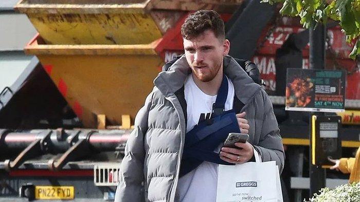 Andy Robertson terlihat mengenakan armsling usai cedera bahu saat membela Skotlandia, peluang absen lama di Liverpool