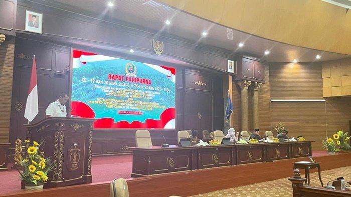 Anggota Banggar DPRD Nunukan, Gad Khaleb menyampaikan catatan kepada Pemkab Nunukan dalam sidang Paripurna tentang nota kesepakatan terhadap Rancangan Kebijakan Umum Anggaran (KUA) dan Rancangan Prioritas Plafon Anggaran Sementara (PPAS) Anggaran