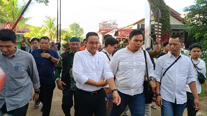 Calon Presiden Republik Indonesia, Anies Rasyid Baswedan jalan kaki menuju kawasan Pantai Cemara Manggar Balikpapan untuk ngobrol santai bersama para nelayan, buruh dan petani.
