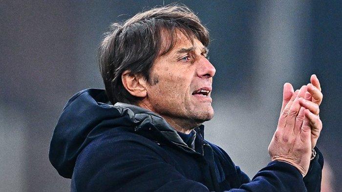 LEBIH DIUNGGULKAN - Pelatih Napoli, Antonio Conte lebih diunggulkan untuk menang melawan Parma, demi meraih Scudetto, pada laga pekan 37 Liga Italia Serie A, Senin (19/5/2025). (ARSIP - Twitter/@SerieA_EN)