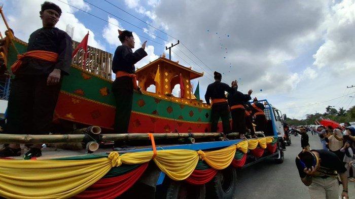 Arak-arakan Padaw Tuju Dulung mengawali Pawai Budaya di Tarakan siang tadi, Sabtu (5/10/2024). TRIBUNKALTARA.COM/ANDI PAUSIAH