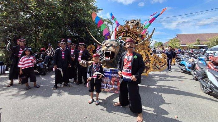 Arif Rahman bersama tim dari Kacong Mania yang tergabung dalam Kerukunan Keluarga Madura Tarakan sebelum tampil dan berada di titik start pawai budaya. TRIBUNKALTARA.COM/ANDI PAUSIAH