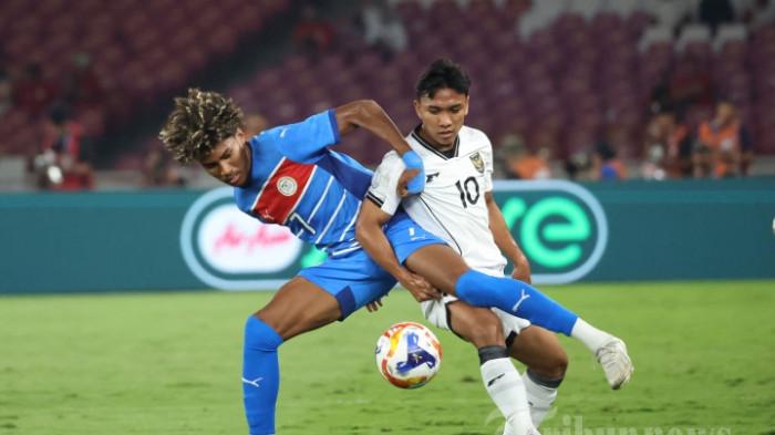 PIALA AFF U23 - Pesepak bola Timnas U23 Indonesia, Arkhan Fikri berebut bola dengan pesepak bola Filipina pada pertandingan penyisihan Grup A Piala AFF U-23 di Stadion Utama Gelora Bung Karno (SUGBK), Jakarta, Jumat (18/7/2025). 