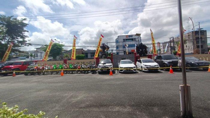 Sejumlah barang bukti (BB) aset yang disita milik gembong narkotika HN 32, usai melaksanakan konferensi pers siang tadi, Kamis (4/7/2024)