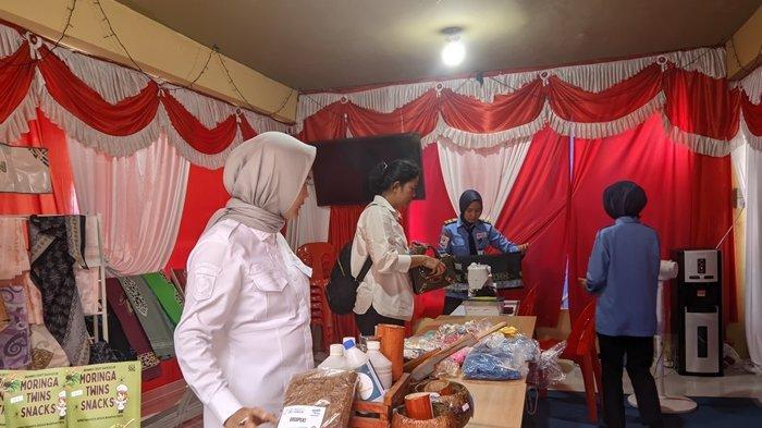 Bupati Kabupaten Nunukan Asmin Laura, menghampiri sejumlah stand Usaha Mikro Kecil dan Menengah (UMKM) di Paras Perbatasan, Jalan Lingkar Selisun, Kamis (08/08/2024), siang.
TRIBUNKALTARA.COM/ Febrianus Felis.