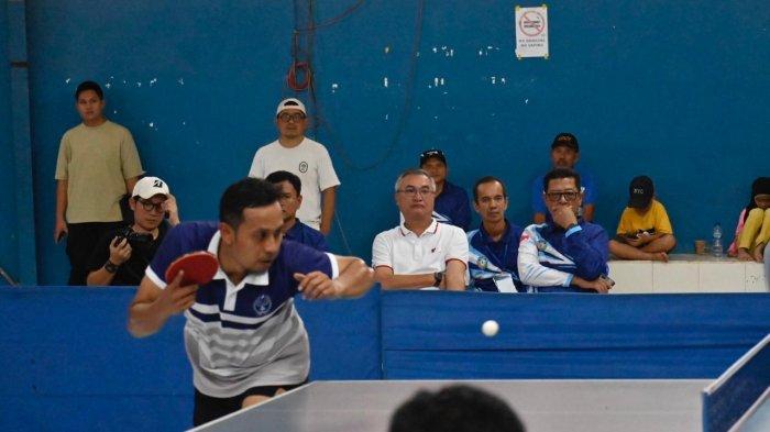 RAIH JUARA – Atlet Tenis Meja, Joko Andrianto saat bertanding di laga puncak melawan jagoan asal Bulungan, di GOR Tenis Meja Malinau, Sabtu (5/7/2025). Joko menjuarai kejuaraan tenis meja Open Kaltara kategori tunggal putra.
(TRIBUNKALTARA.COM / MOHAMMAD SUPRI)
