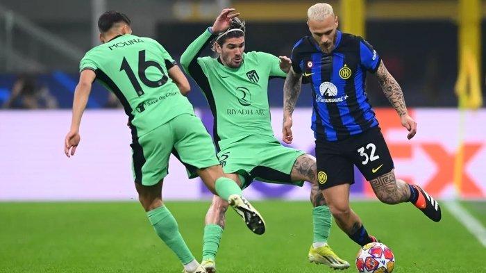 Aksi Rodrigo De Paul (tengah) hendak menghentikan pergerakan Federico Dimarco, pada pertandingan 16 besar Liga Champions antara Inter Milan vs Atletico, di Stadion Giuseppe Meazza, Rabu (21/2/2024). (inter.it)