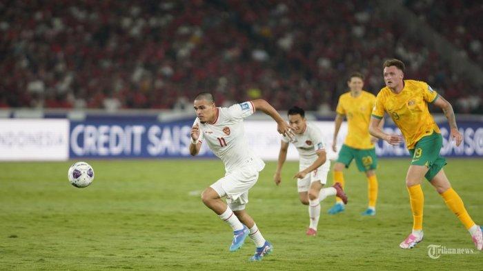RAGNAR ORATMANGOEN ABSEN - Pesepak bola Timnas Indonesia, Ragnar Oratmangoen mengejar bola saat melawan Timnas Australia pada pertandingan Grup C putaran ketiga Kualifikasi Piala Dunia 2026 Zona Asia melawan Australia di Stadion Utama Gelora Bung Karno (SUGBK), Jakarta, Selasa (10/9/2024). Ragnar Oratmangoen beberkan alasannya absen bela Timnas Indonesia di dua laga terakhir ronde ketiga Kualifikasi Piala Dunia 2026.