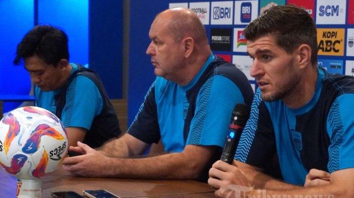 BOJAN HODAK PERGI - Bek Persib Nick Kuipers bersama pelatih Bojan Hodak (tengah) memberikan keterangan pada konferensi pers Persib Bandung vs PSBS Biak, di Graha Persib, Jalan Sulanjana, Kota Bandung, Kamis (8/8/2024). Simak alasan pelatih Persib Bojan Hodak meninggalkan skuat Pangeran Biru di tengah persaingan juara Liga 1 bareng Dewa United, Persebaya, hingga Persija.