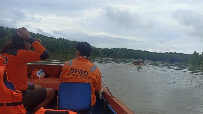 BPBD Nunukan melakukan pencarian korban nelayan Ekarius yang diduga diseret buaya ke dalam air sungai  di Jalan Sekaduyan Taka, Kecamatan Sei Menggaris, Kabupaten Nunukan, Kalimantan Utara (Kaltara), Kamis (08/08/2024), siang.