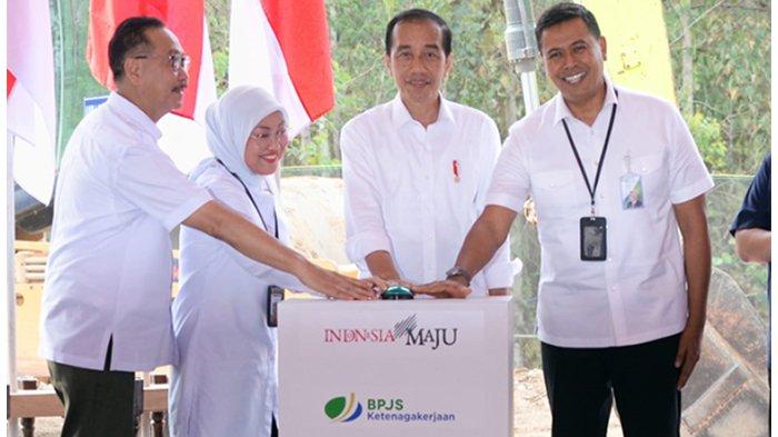 Presiden Joko Widodo melakukan groundbreaking Kantor Pusat BPJS Ketenagakerjaan di kawasan Ibu Kota Negara (IKN) Nusantara, Provinsi Kalimantan Timur, Kamis (2/11/2023). (Dok BPJS Ketenagakerjaan)