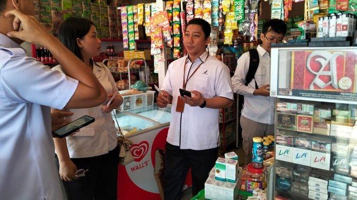 SIDAK PELAKU UMKM - BPOM Tarakan saat melakukan sidak ke pelaku UMKM di Jl Jenderal Sudirman, Tideng Pale, Kecamatan Sesayap, Kabupaten Tana Tidung, Kaltara, Rabu (12/3/2025). Temukan komoditas tidak layak jual. (TribunKaltara.com/Rismayanti)