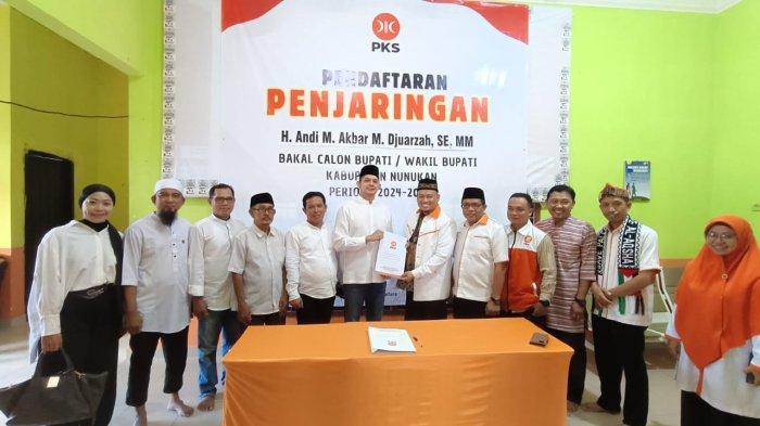 Bacabup Nunukan Andi Akbar mengembalikan formulir pendaftaran penjaringan Bacabup Nunukan ke Sekretariat DPD PKS Nunukan, Jumat (22/03/2024), sekira pukul 14.00 Wita.