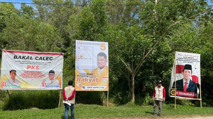 Di samping baliho Bacaleg Partai Hanura yang diturunkan jajaran Bawaslu Nunukan, terdapat baliho Bacaleg dari PKS yang tetap berdiri kokoh, Senin (09/10/2023), pagi.