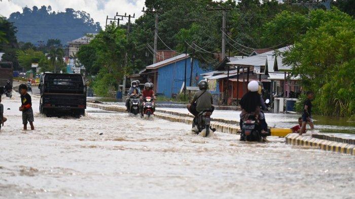 Banjir susulan merendam jalan dan rumah warga di Malinau Kota, Selasa (14/1/2025) sore. Air terpantau masih tinggi dan berdampak ke sejumlah daerah.
(TRIBUNKALTARA.COM / MOHAMMAD SUPRI)