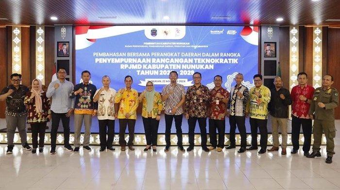 Bappeda Litbang Kabupaten Nunukan menggelar rapat pembahasan bersama perangkat daerah dalam rangka penyempurnaan rangcangan teknokratik RPJMD Kabupaten Nunukan tahun 2025-2029, belum lama ini.
(HO/ Titus Prokopim Setkab Nunukan)