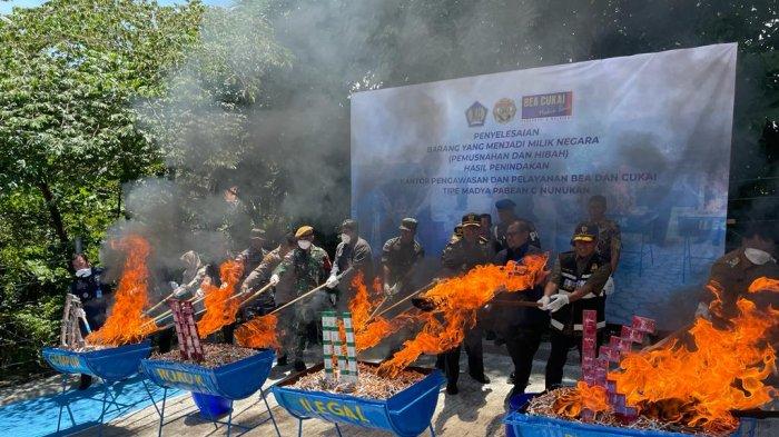 Kakanwil Direktorat Jenderal Bea dan Cukai Kalimantan Bagian Timur (DJBC Kalbagtim), Kusuma Santi Wahyuningsih memimpin pemusnahan sejumlah barang milik negara di halaman Kantor Bea Cukai Nunukan, Selasa (07/11/2023), siang.