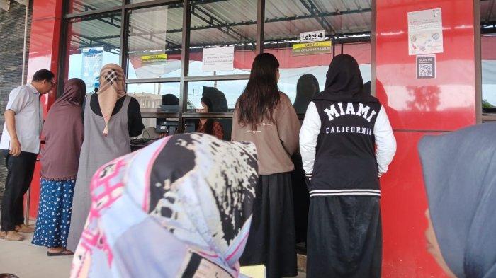 Beberapa pengunjung yang datang untuk mengantri di loket pendaftaran RSDSS Tanjung Selor, Rabu (7/8/2024) (TribunKaltara.com / Desi Kartika)