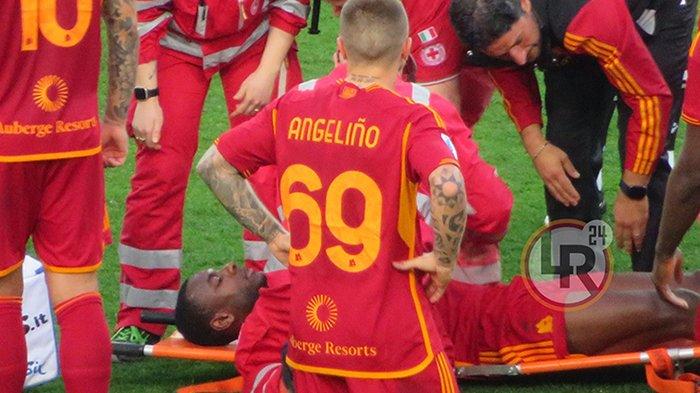 Bek AS Roma, Evan Ndicka tergeletak di lapangan sambil memegang dada, pada pertandingan giornata 32 Liga Italia Serie A, menghadapi Udinese, di Stadion Blue Energy, Senin (15/4/2024).