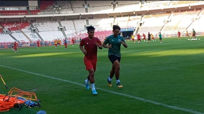 Bek kiri Timnas Indonesia, Pratama Arhan saat melakukan latihan ditemani salah satu staf pelatih di SUGBK, Senayan, Jakarta, beberapa waktu lalu. (Tribunnews/Abdul Majid)